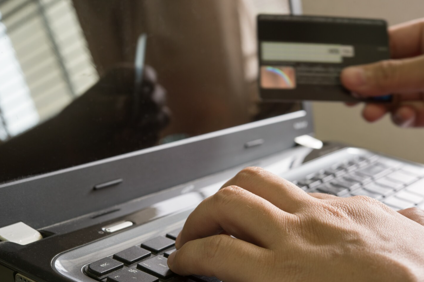 The Overdraft Fee Trap Regulators Warn About: “Approved When You Had Money, Charged Later Anyway”